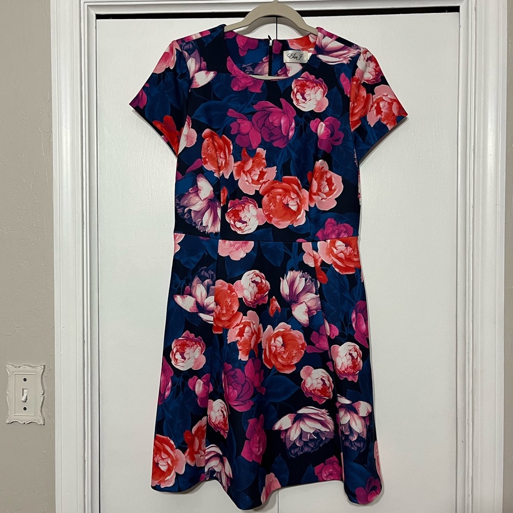 Eliza J: A Line dress Size 8 with pockets! Knee length